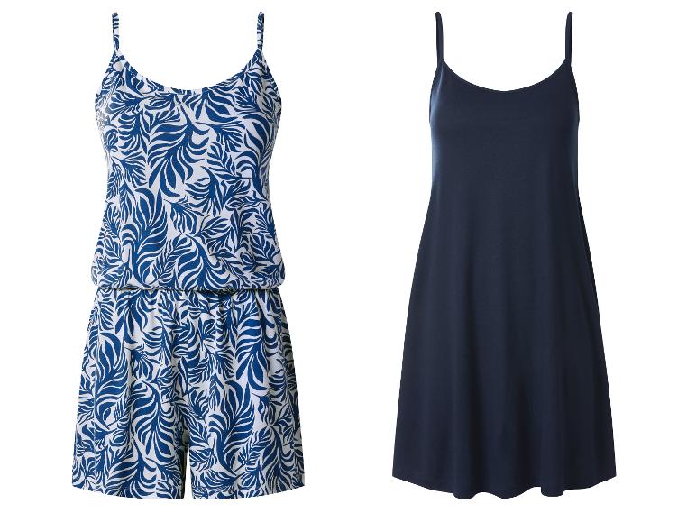 Blau-weiß gemusterter kurzer Overall und marineblaues Spaghettiträgerkleid.