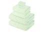 Ein Stapel weicher, hellgrüner Handtücher.
