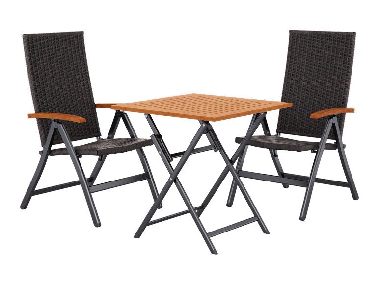 Braune Gartenstühle aus Polyrattan mit Holzarmlehnen und passendem klappbaren Holztisch.