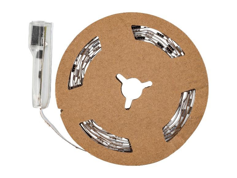 Ein aufgerolltes LED-Lichtband auf einer Kartonspule mit einem transparenten Kunststoffstecker.