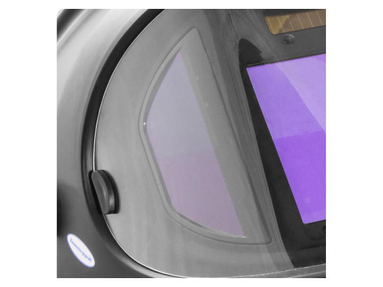 Nahaufnahme eines Schweißhelms mit violettem Automatik-Schweißfilter und Solarpanel