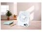 Weißer Tischventilator mit 60° Digitalanzeige auf einem Holztisch mit Notizbüchern und Stiften.