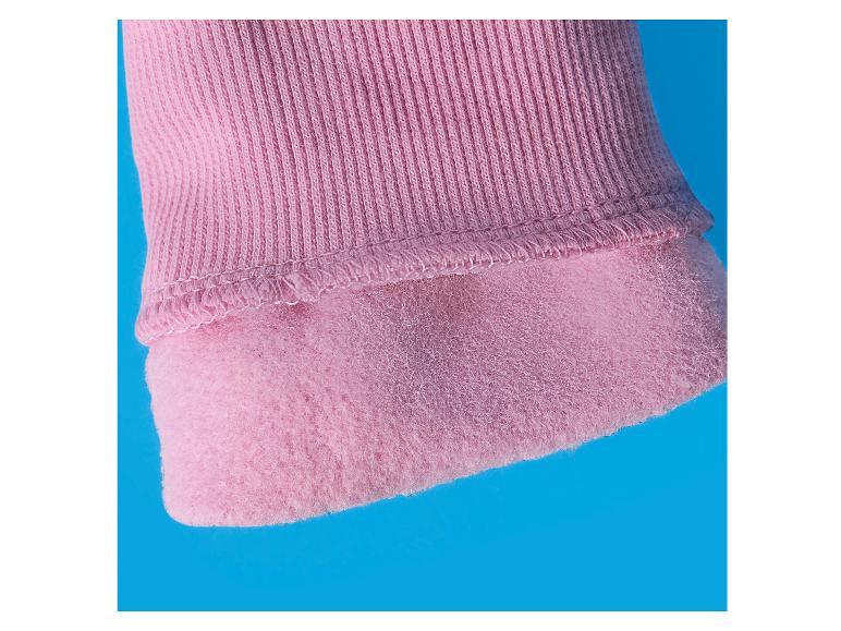 Nahaufnahme eines rosa Rippstoffs mit weichem, flauschigem Futter.