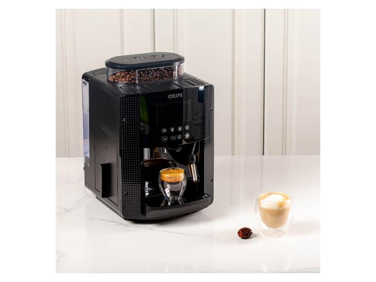 Krups Kaffeemaschine mit Kaffeebohnen und zwei Tassen Kaffee auf einer weißen Marmoroberfläche.