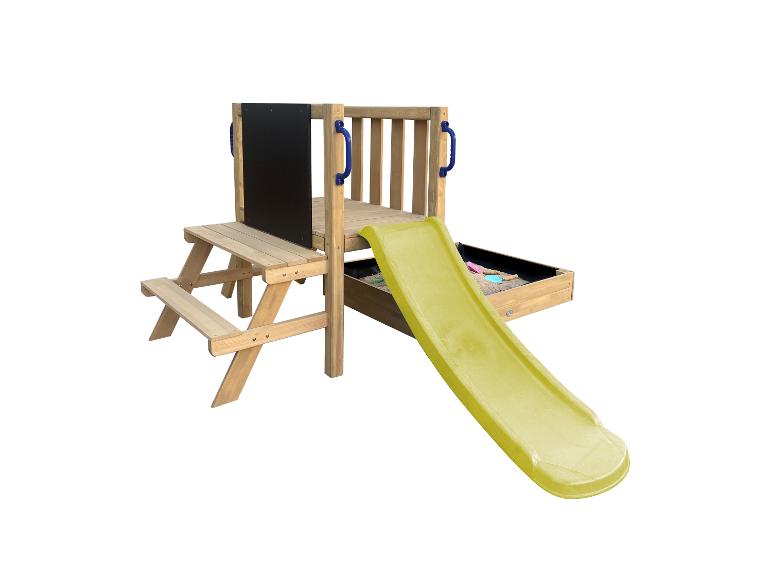 Holzspielhaus mit gelber Rutsche, Tafel und Sandkasten.