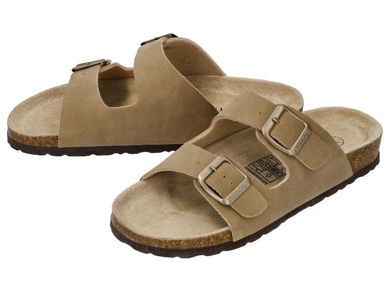 Beige Zweiriemen-Sandalen mit Metallschnallen auf einer Korksohle.