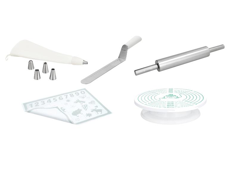 Tortendekorationsset mit Spritzbeutel, Tüllen, Nudelholz, Spatel und drehbarem Ständer.