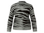 Ein grauer Pullover mit schwarzen Zebrastreifen.