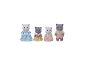 Vier Katzenfiguren in verschiedenen Outfits: blaues Kleid, gelbes Kleid, rosa Kleid und rosa Weste mit roten Shorts.