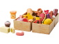 Holzspielzeug-Lebensmittelset mit Obst, Gemüse, Brot, Käse und Fleisch in Kisten.