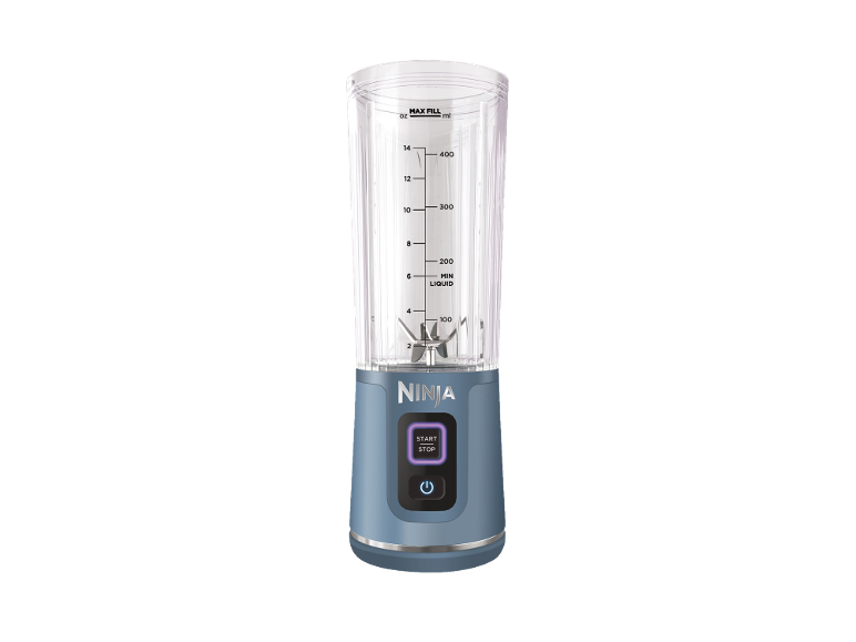 Tragbarer Mixer mit transparentem Becher mit Messskala und blauem Sockel mit Start/Stopp-Taste.