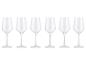 Set aus sechs transparenten Weingläsern auf weißem Hintergrund.