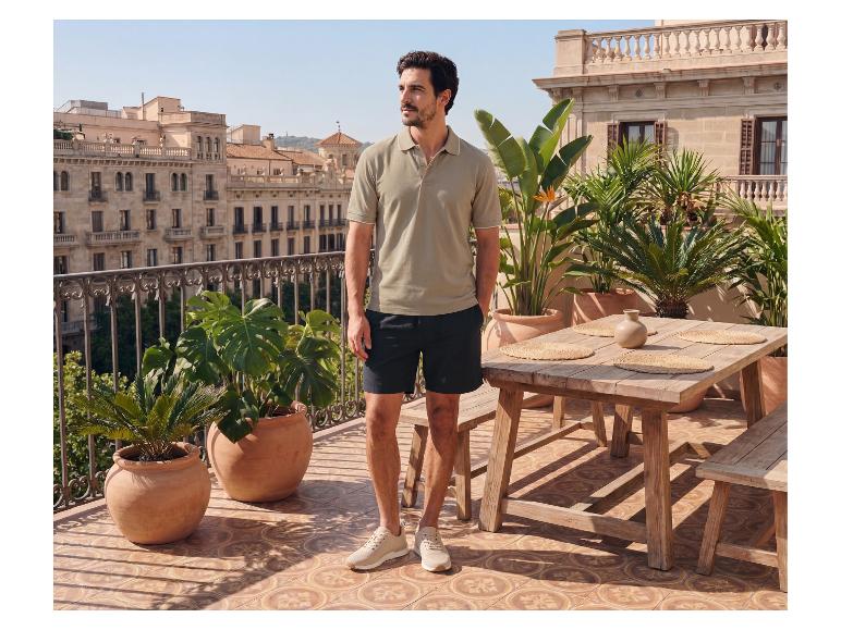 Mann im ESMARA MEN Piqué-Poloshirt auf einer sonnigen Terrasse.