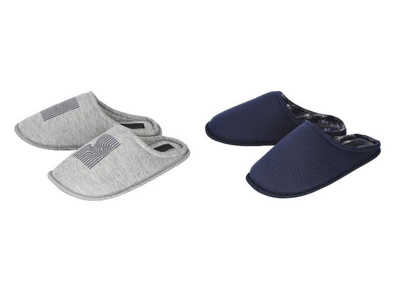 Zwei Paar Hausschuhe: graue mit Muster und dunkelblaue.