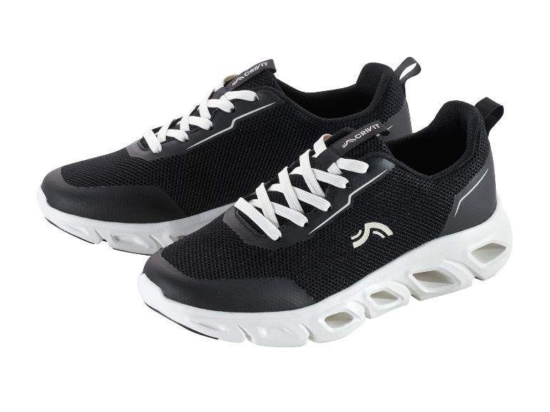 Ein Paar schwarze Sneaker mit weißen Schnürsenkeln und weißer Sohle.