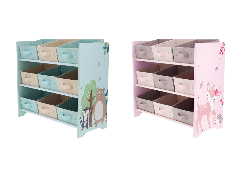 Kinder-Spielzeugregale mit Stoffboxen, eines hellblau mit Waldtieren und eines rosa mit Rehen.