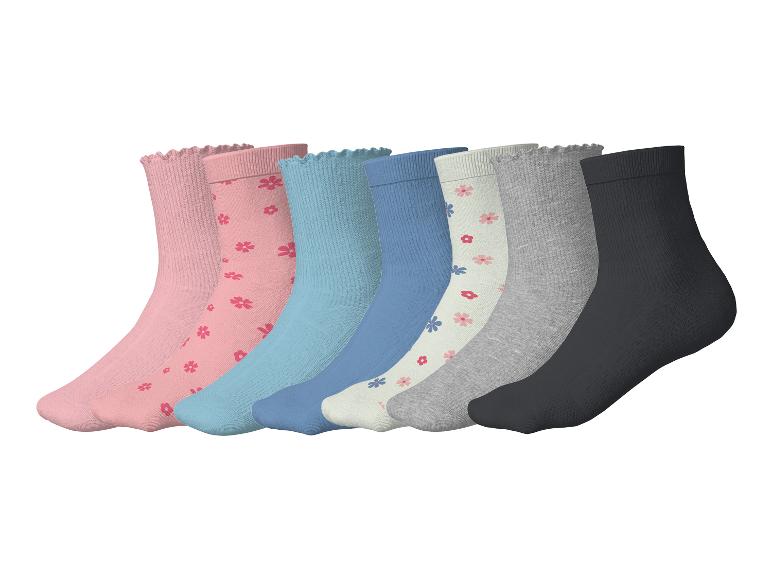 Set aus sieben Paar Kindersocken in Rosa-, Blau-, Grau- und Schwarztönen.