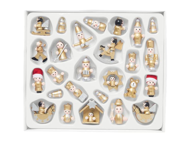 Sortiment goldener und silberner Weihnachtsbaumschmuck aus Holz in einer weißen Box.