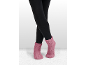 Beine in schwarzen Leggings und rosa gestrickten Hausschuhsocken.