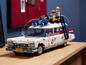 Lego Ghostbusters Ecto-1 Modell auf einem Holztisch.