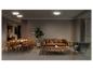 Modernes Wohnzimmer mit braunem Sofa, Holztisch und Stühlen sowie Deckenleuchten.