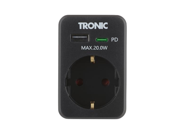 Schwarzer Reiseadapter mit Schuko-Steckdose, USB-Anschluss und PD-Anzeige, max. 20W.