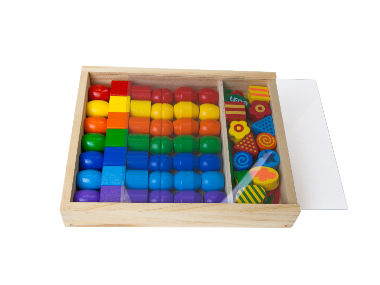 Holzkiste mit bunten Perlen und Bausteinen für Kinder.