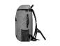 Grauer Rucksack mit schwarzen Trägern und seitlichen Netztaschen, Seitenansicht.