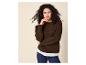 Frau in braunem Pullover und Jeans, mit lockigem Haar, posiert mit der Hand am Kinn.