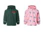 Zwei Kinderregenjacken: eine dunkelgrüne mit Marvel-Helden, eine rosa mit Stitch-Muster.