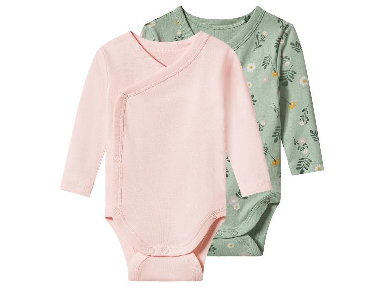 Zwei langärmelige Babybodys: ein einfarbiger rosa und ein grüner mit Blumenmuster.