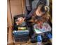 Mädchen im Auto zeichnet mit einem Rücksitz-Organizer voller Spielzeug und Büchern.