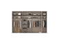 Offener Kleiderschrank mit gefalteter und hängender Kleidung, Schuhen und Accessoires.