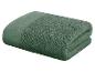 Ein grünes Handtuch auf einem weißen Hintergrund gefaltet.