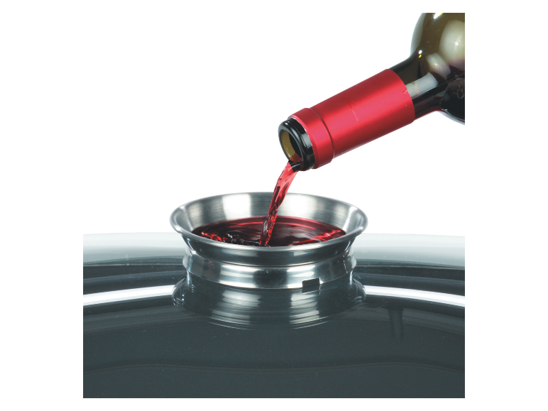 Rotwein wird in den GSW Rechteckbräter Gourmet Induktion gegossen