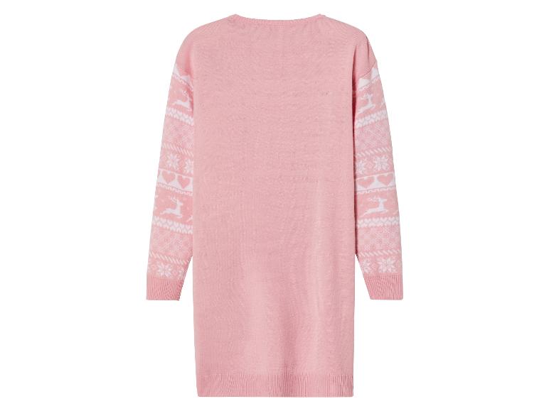 Ein rosafarbener Pullover mit weißen Rentier- und Schneeflockenmotiven.