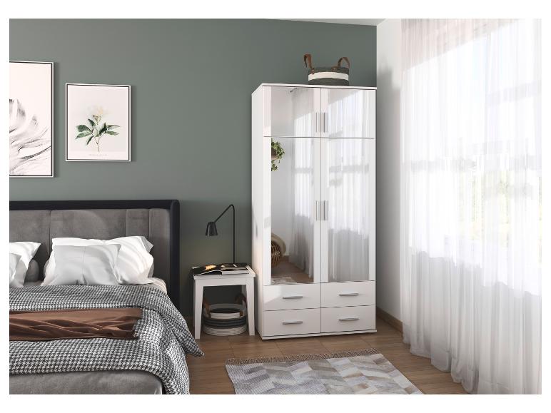 Moderner weißer Kleiderschrank mit Spiegel und passender Kommode in einem Schlafzimmer.