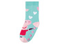 Ein Paar rosa und türkisfarbene Socken mit Peppa Pig und Herzen.