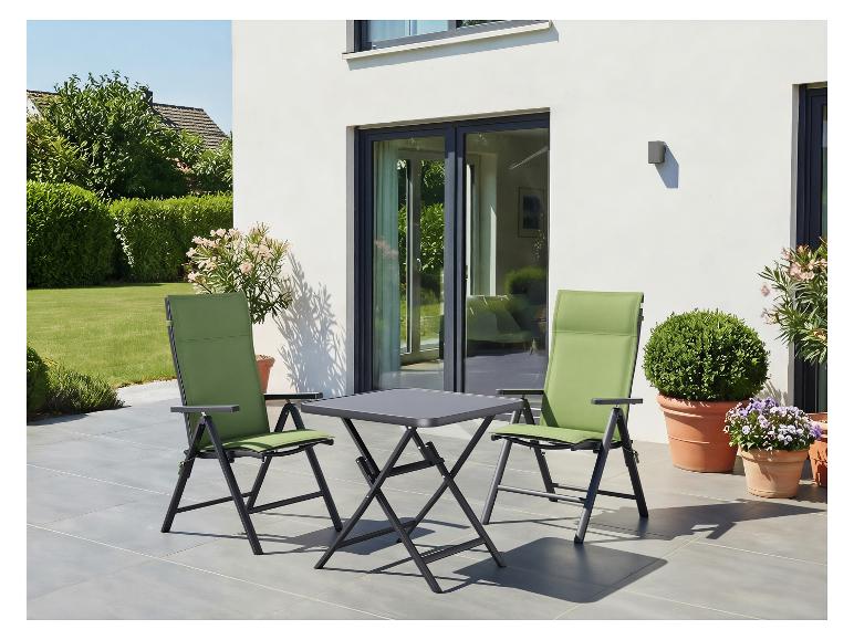 Gartenmöbel-Set mit zwei grünen Stühlen und einem grauen Tisch auf einer Terrasse.