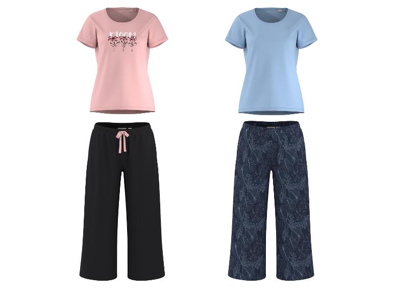 Damen-Pyjama mit rosa T-Shirt mit Blumenmuster und schwarzer Hose, sowie blauer Pyjama mit gemusterter Hose.
