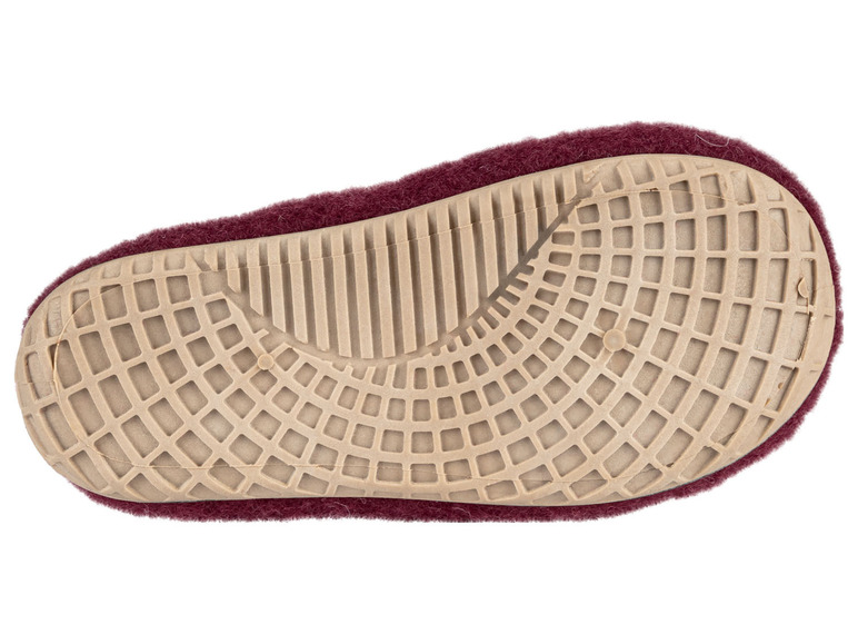 Die Unterseite eines dunkelroten Wollpantoffels mit einer Gummisohle.