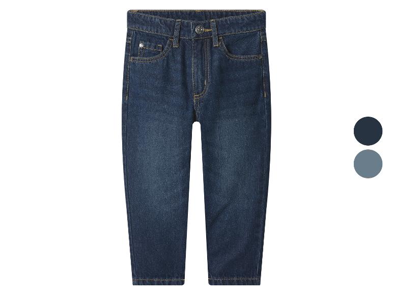 Dunkelblaue Kinderjeans mit gelben Nähten und Metallknöpfen.