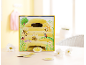 Kinderspiel aus Holz mit Bienenstock und Bienen auf einem Tisch