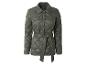 Grüne Steppjacke mit Gürtel auf weißem Hintergrund.
