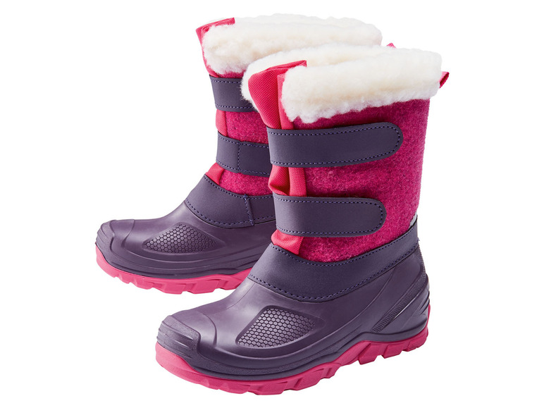 Zwei Paar lilafarbene Winterstiefel mit rosafarbenen Details für Kinder.
