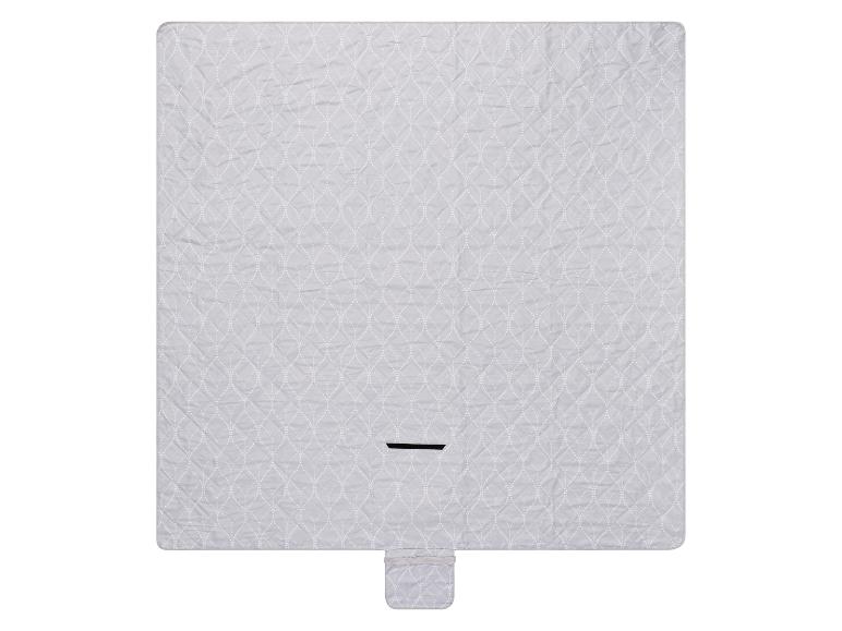 Graue Steppdecke mit geometrischem Muster und Tasche.