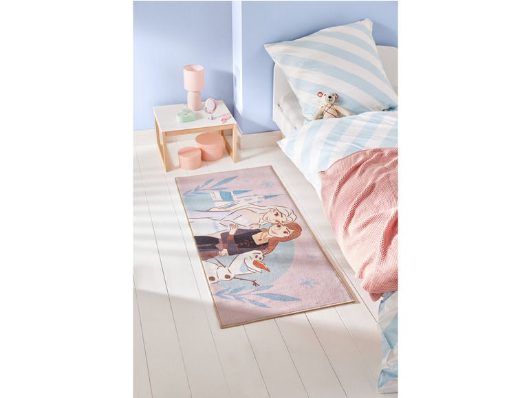 Ein Frozen-Teppich mit Elsa, Anna und Olaf.