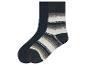 Zwei Paar Socken, eines schwarz, eines gestreift.