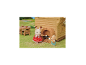 Spielzeug-Hase und -Bär rösten Marshmallows vor einem Holzspielhaus.