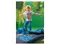 Junge in grauem Dino Expert Pyjama springt auf blauer Paw Patrol Bettwäsche.